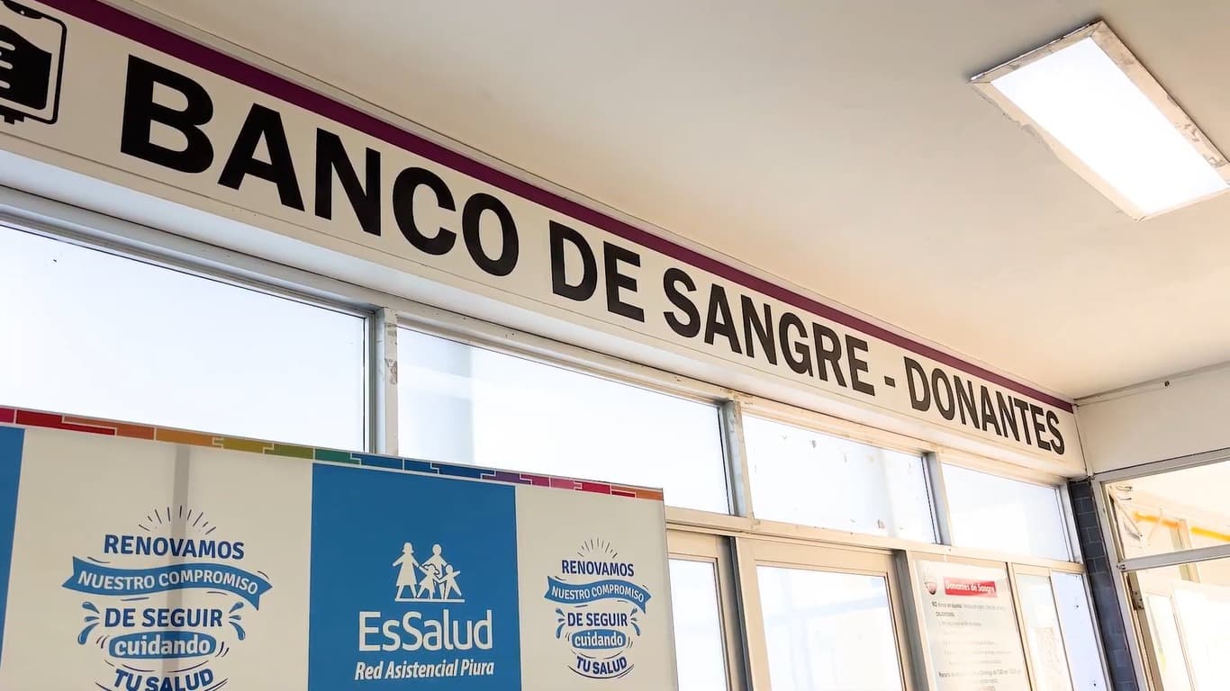 Cartel del Banco de Sangre para donantes en un hospital de Piura, visto desde el pasillo.